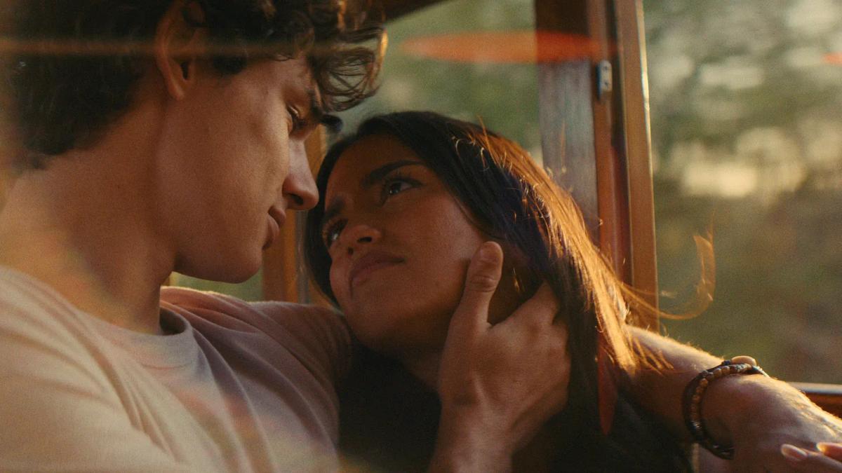 Fernando Lindez as Julián García cupping the face of Maia Reficco as Oriah "Ry" Pera in warm light.