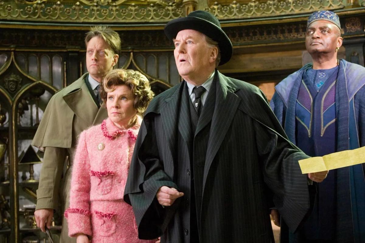 Robert Hardy as Cornelius Fudge, Imelda Staunton as Dolores Umbridge, Richard Leaf as Dawlish and George Harris as Kingsley Shacklebolt in Dumbledore’s office