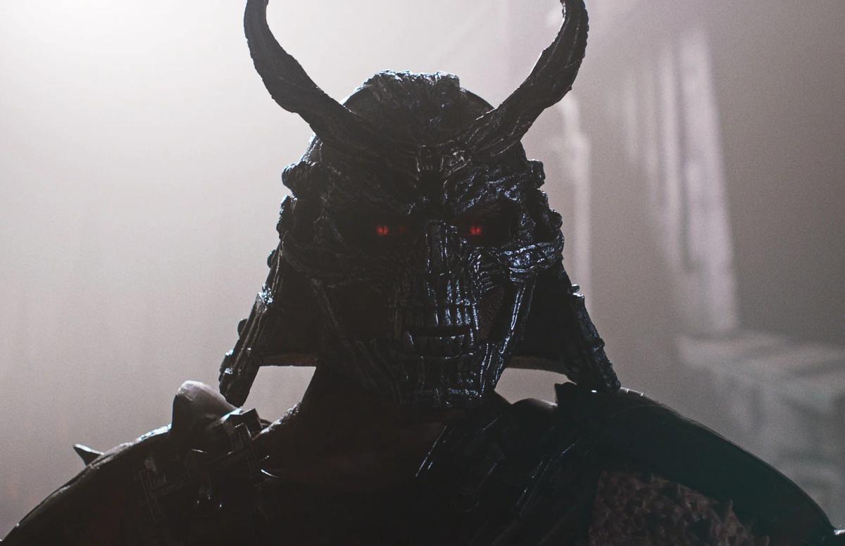 Martyn Ford as Shao Kahn in his horned skull helmet, eyes glowing red.