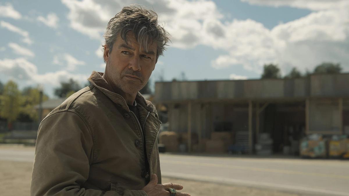 Kyle Chandler as Hal Jordan in plain clothes with the green power ring visible on his hand