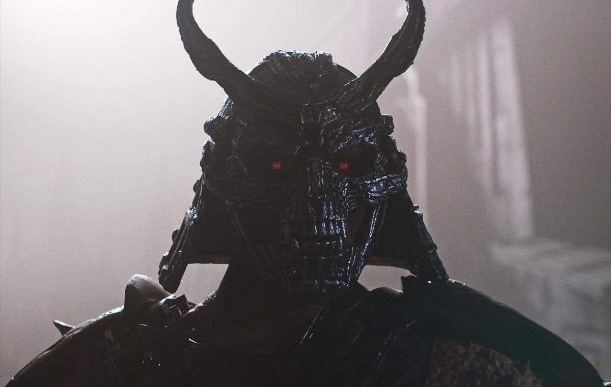 Martyn Ford as Shao Kahn in his horned skull helmet, eyes glowing red.