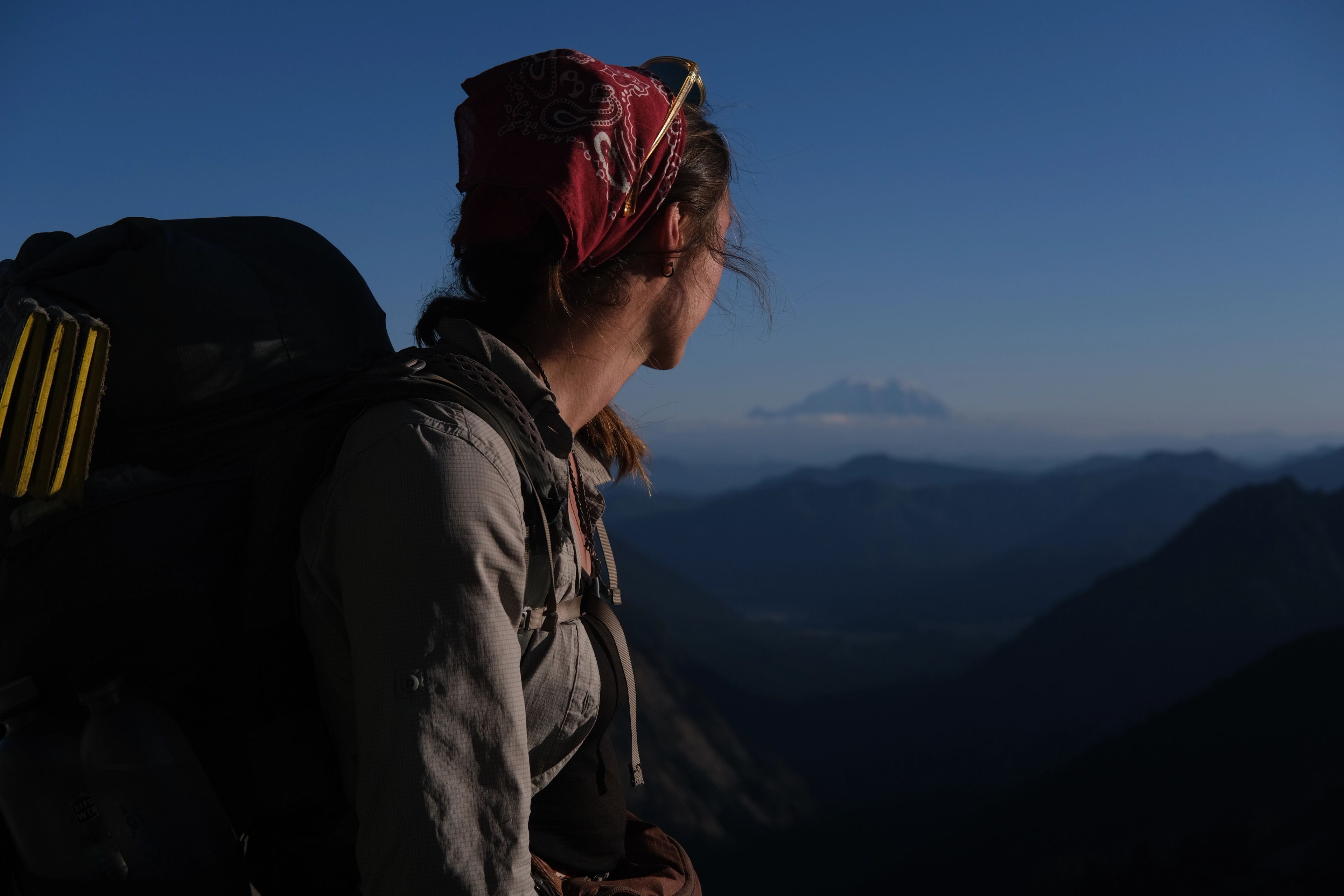 Ramona looks out over the Cascades of Washington State on the PCT