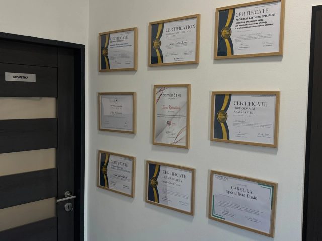 Stěna s certifikáty z kosmetických kurzů a osvědčením o členství v Asociaci kosmetických a kadeřnických oborů ČR