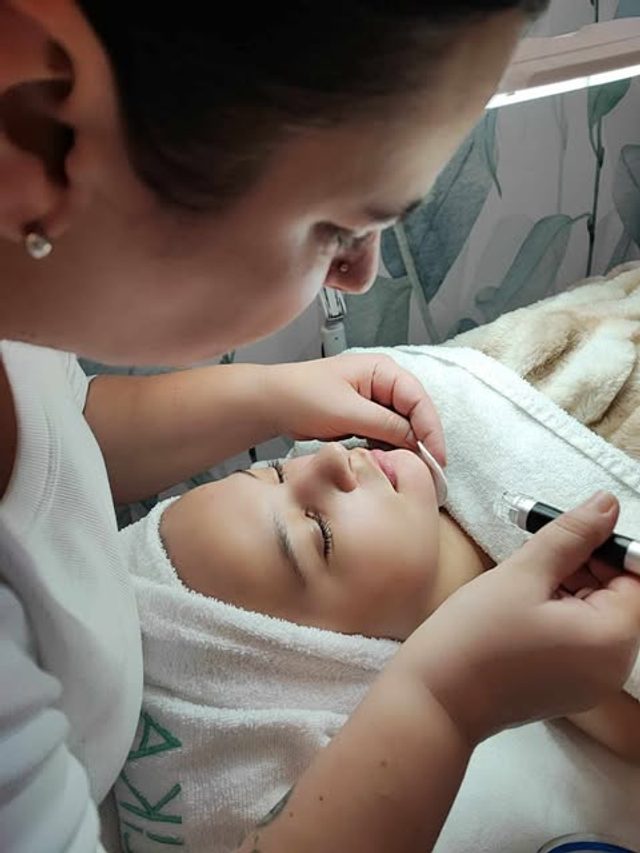 Kosmetické ošetření pleti, klientka leží na lehátku přikrytá ručníkem