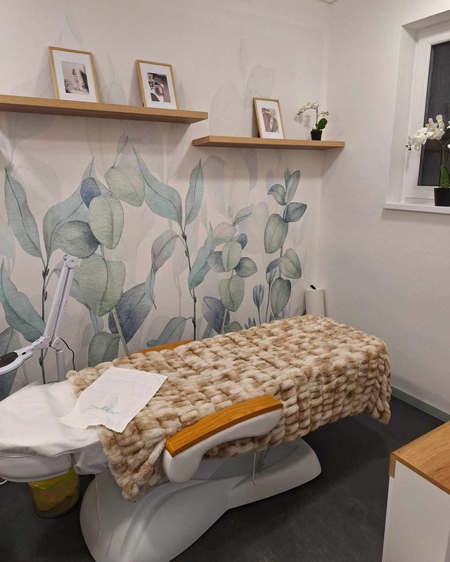 Ošetřovna s lehátkem a akvarelovou eukalyptovou tapetou