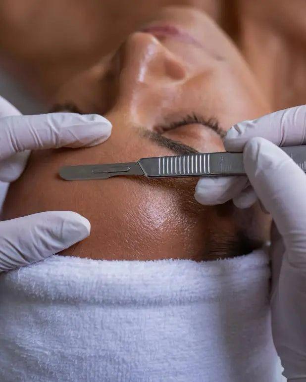 Dermaplaning — kosmetička jemně stírá pokožku skalpelem