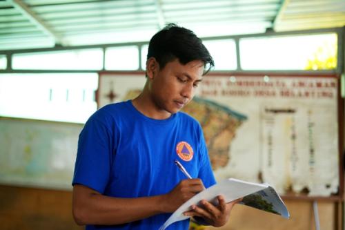 South Sudan: Jun Ajuk, Oxfam health promoter speaks to Sudan refugee and returnees on the importance of mantaining hygiene to avoid spread of dieases. Photo: Herison Philip Osfaldo/Oxfam