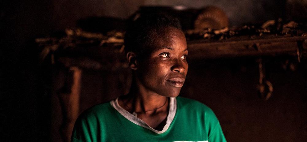The unbearable weight of poverty in Rwanda | Oxfam Australia