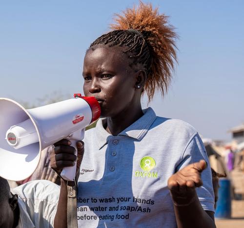 South Sudan: Jun Ajuk, Oxfam health promoter speaks to Sudan refugee and returnees on the importance of mantaining hygiene to avoid spread of dieases. Photo: Herison Philip Osfaldo/Oxfam