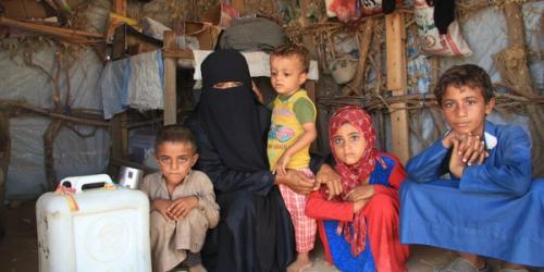 Daoshah-with-her-children-waiting-for-help-in-the-temporary-tent_They-lost-their-father-in-the-conflict