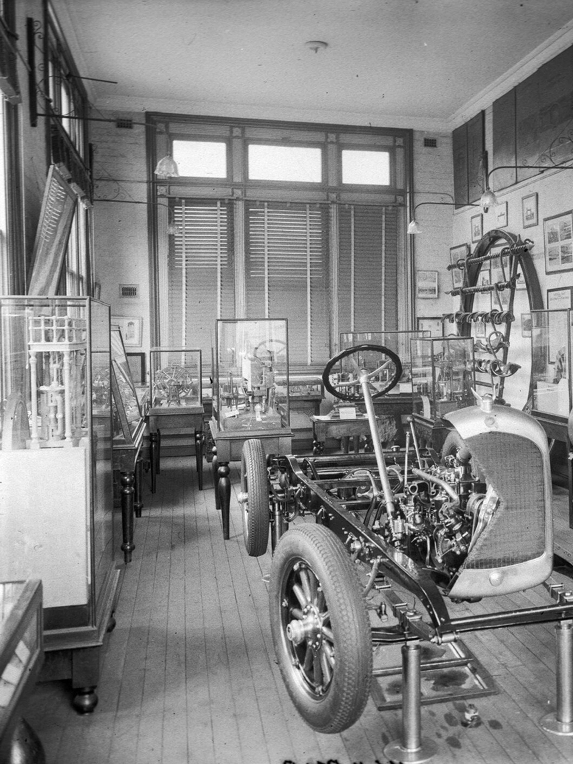 Sectioned working model of six cylinder Essex motor Chassis