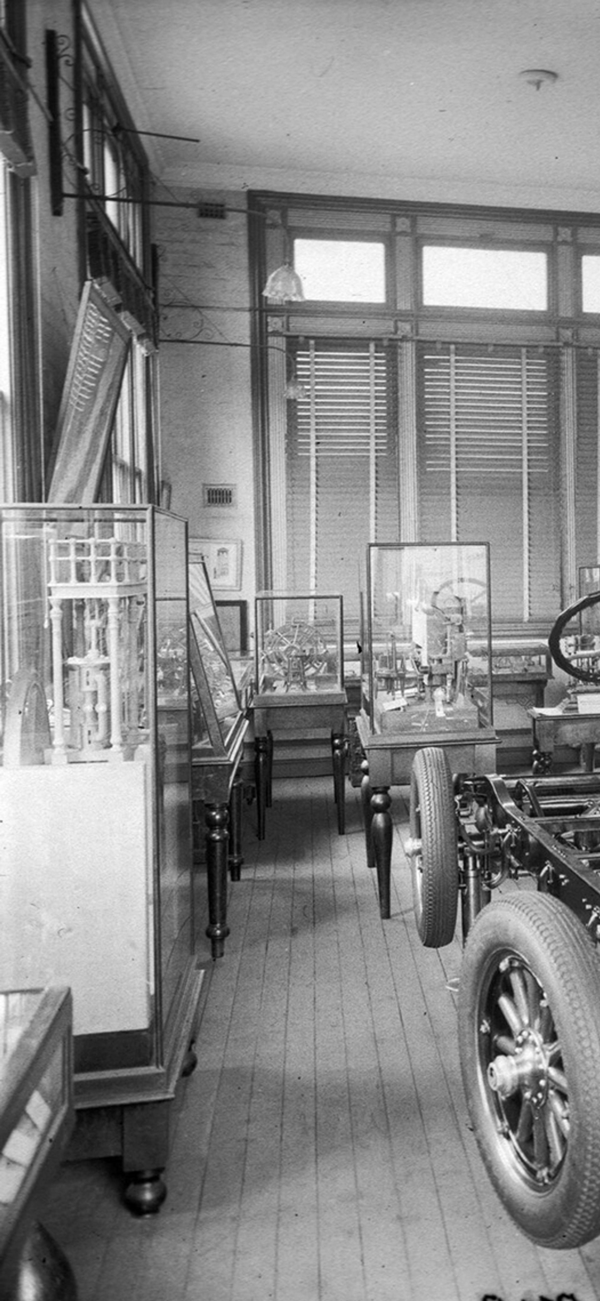 Sectioned working model of six cylinder Essex motor Chassis