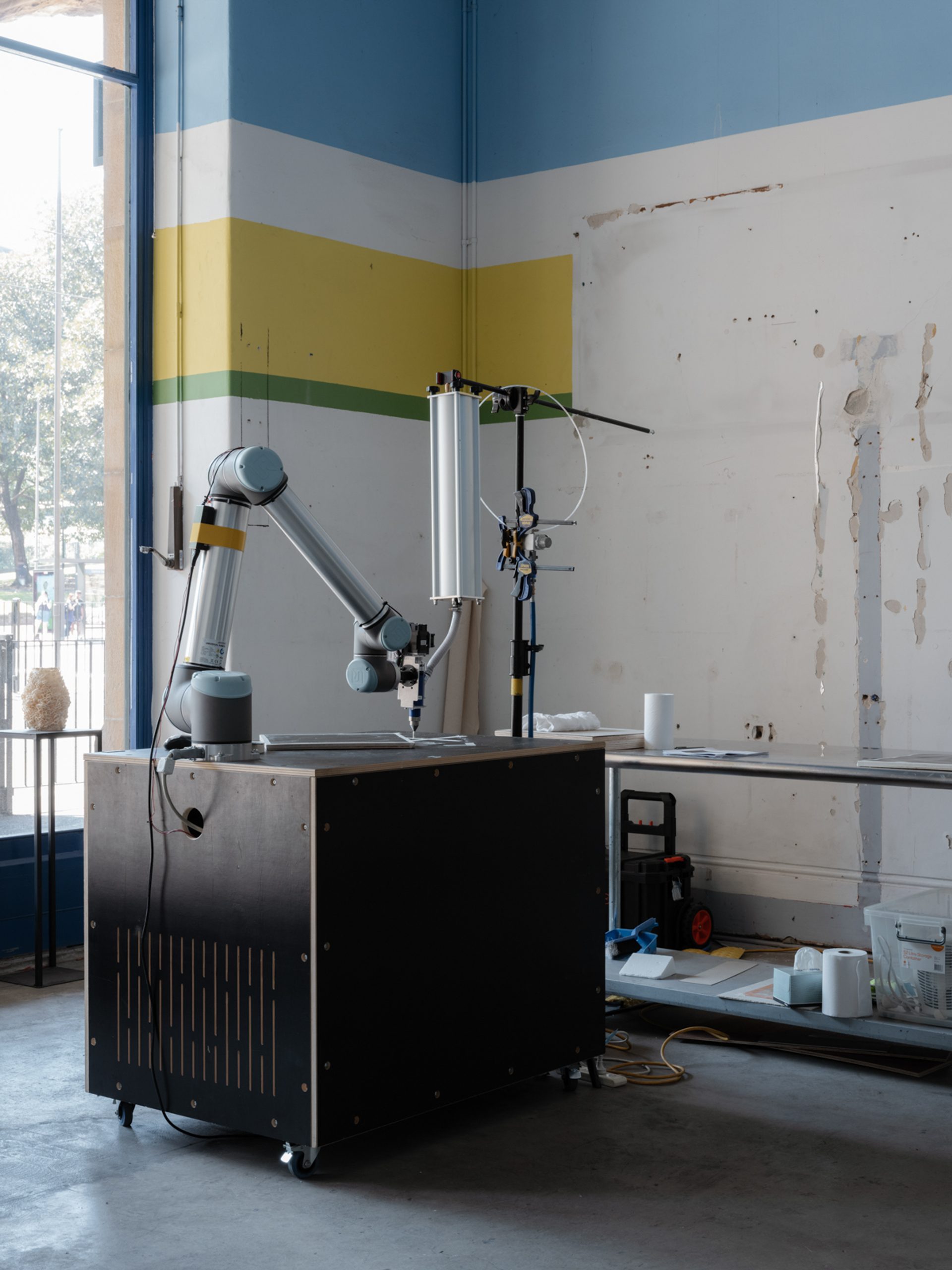robot arm in exhibtion space for Sydney Design Week Material Labs