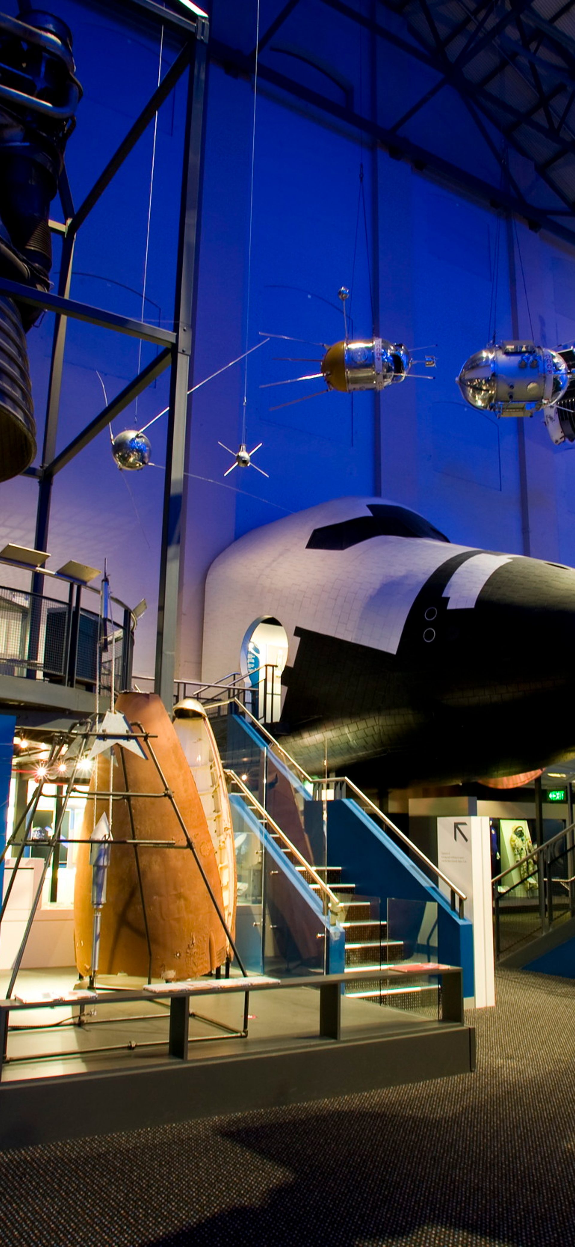 A large exhibition space featuring various large spacecrafts.