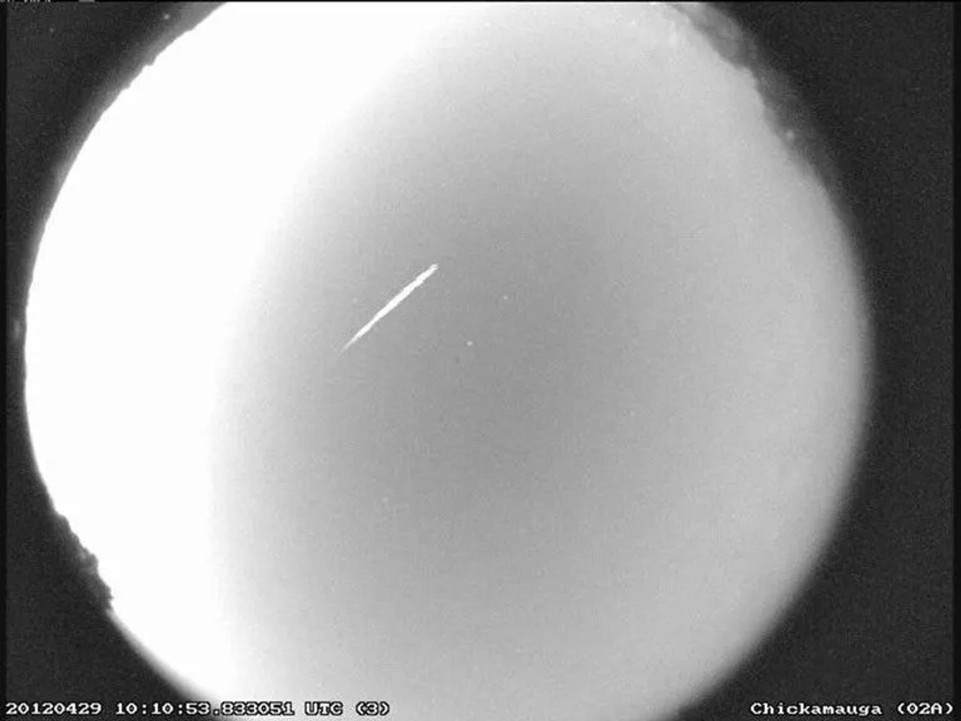 A black and white telescopic image of Eta Aquariid meteor streaks.