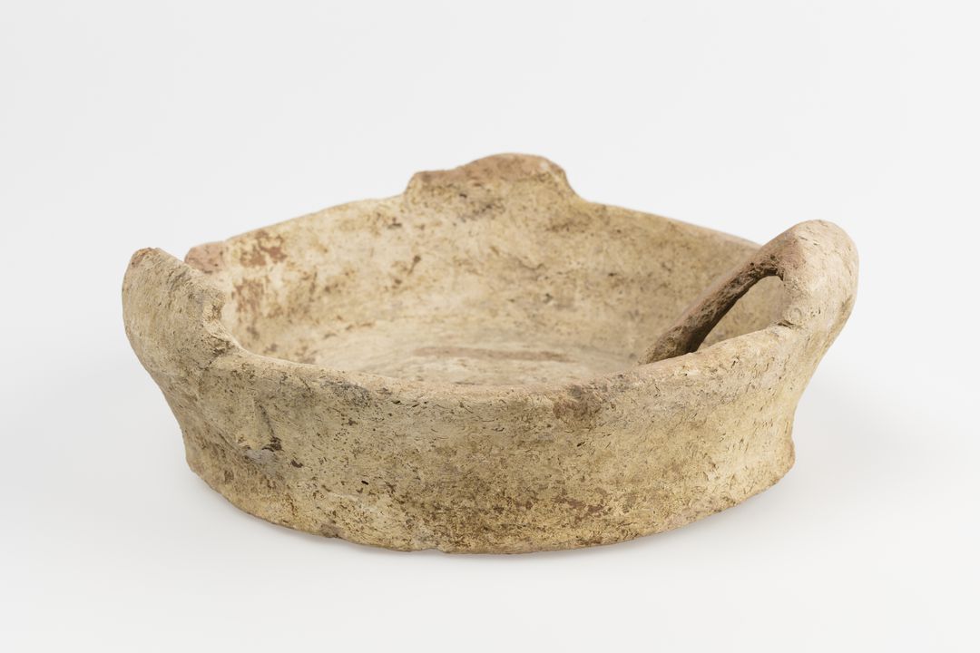 Large bowl-shaped pot-stand with straight sides and flat base.