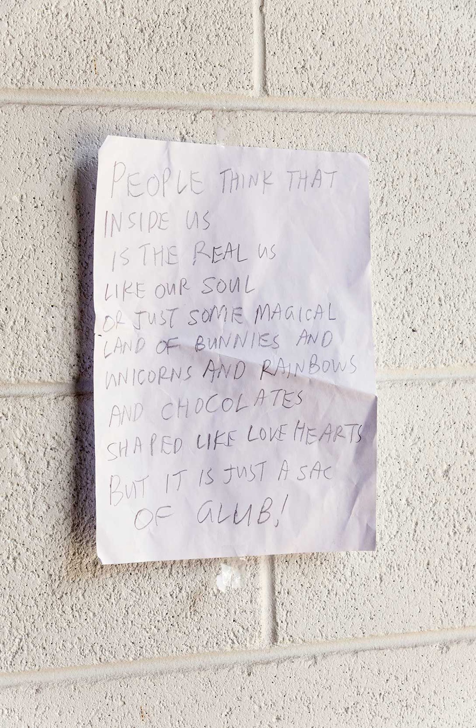Note reading “PEOPLE THINK THAT INSIDE US IS THE REAL US LIKE OUR SOUL OR JUST SOME MAGICAL LAND OF BUNNIES AND UNICORNS AND RAINBOWS AND CHOCOLATE SHAPED LIKE LOVE HEARTS BUT IT’S JUST A SACK OF GLUB!”