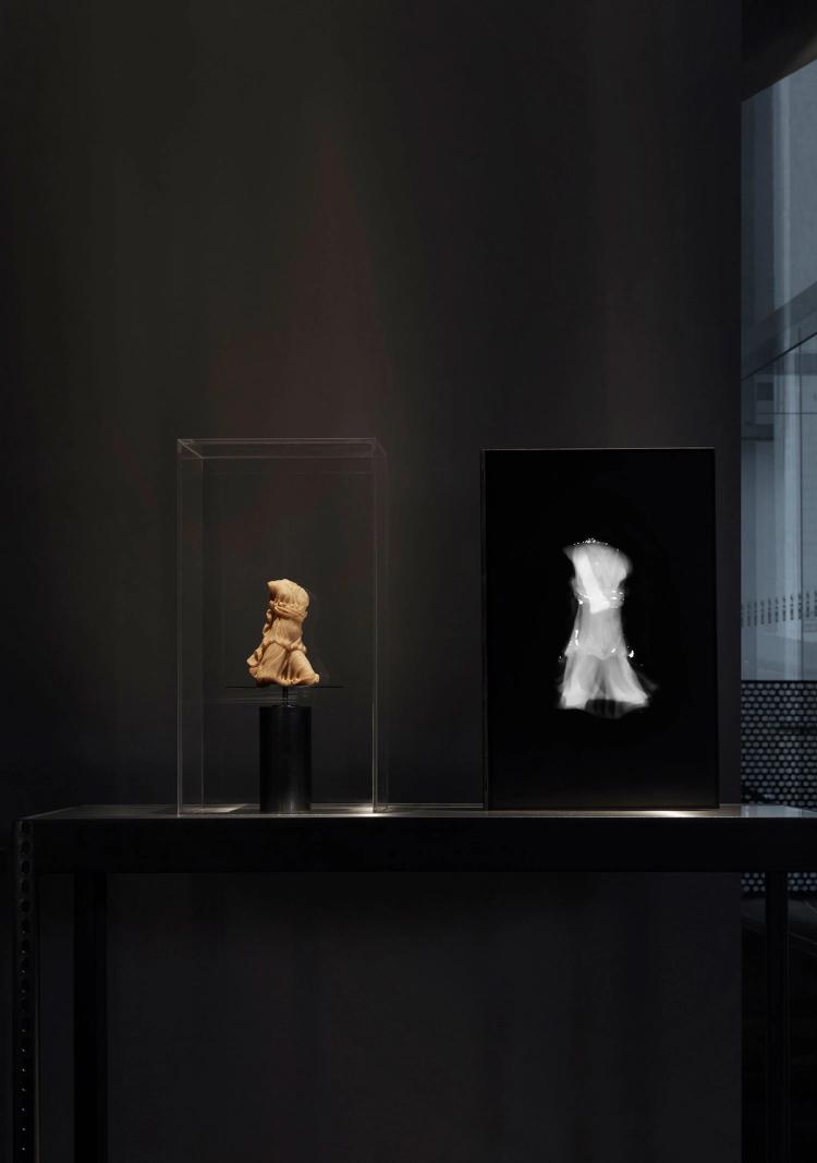 An exhibition view of a figurine of Artemis on the right and the corresponding neutron imaging scan on the left.