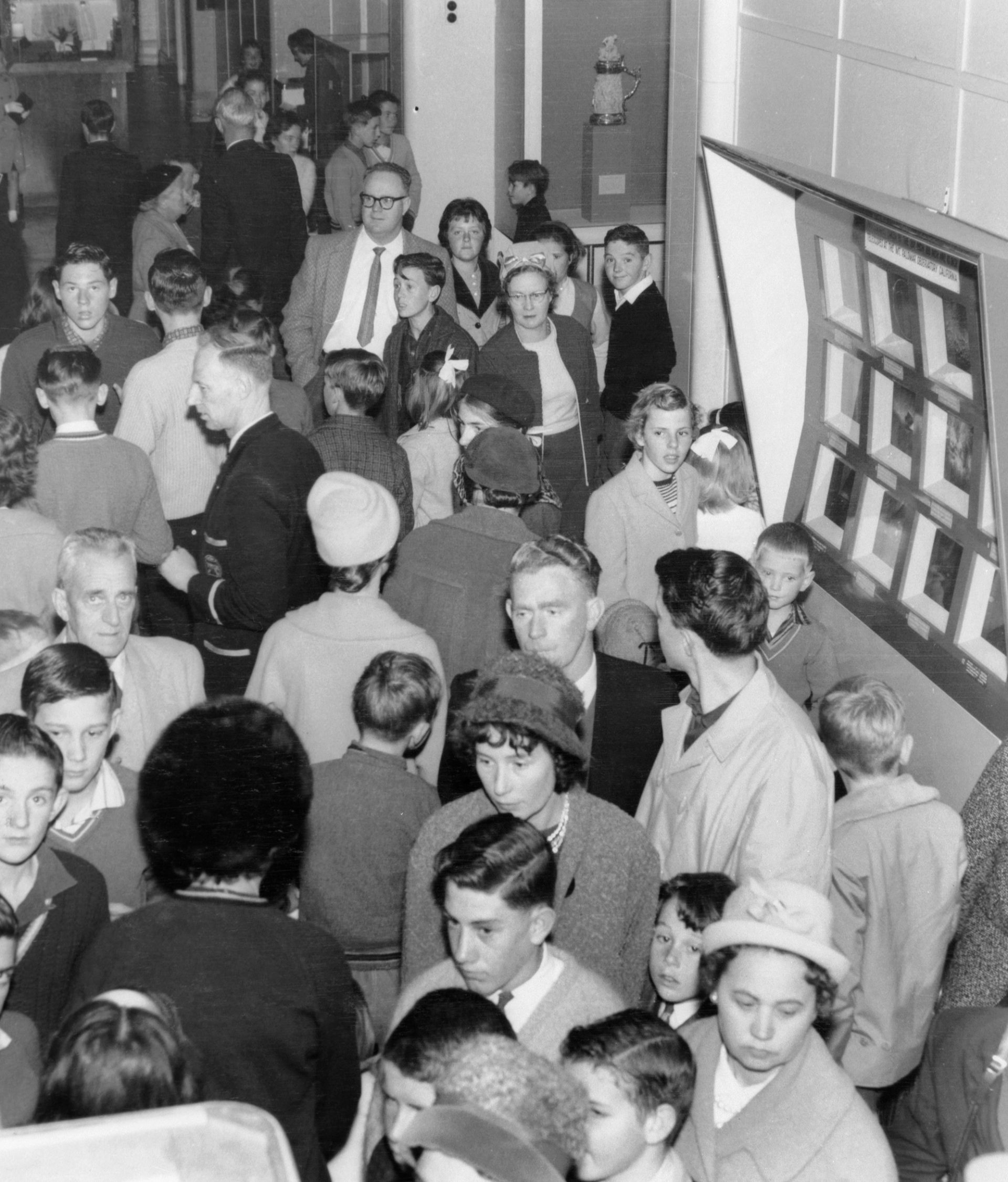 Black and white a museum crowd outside an popular exhibition