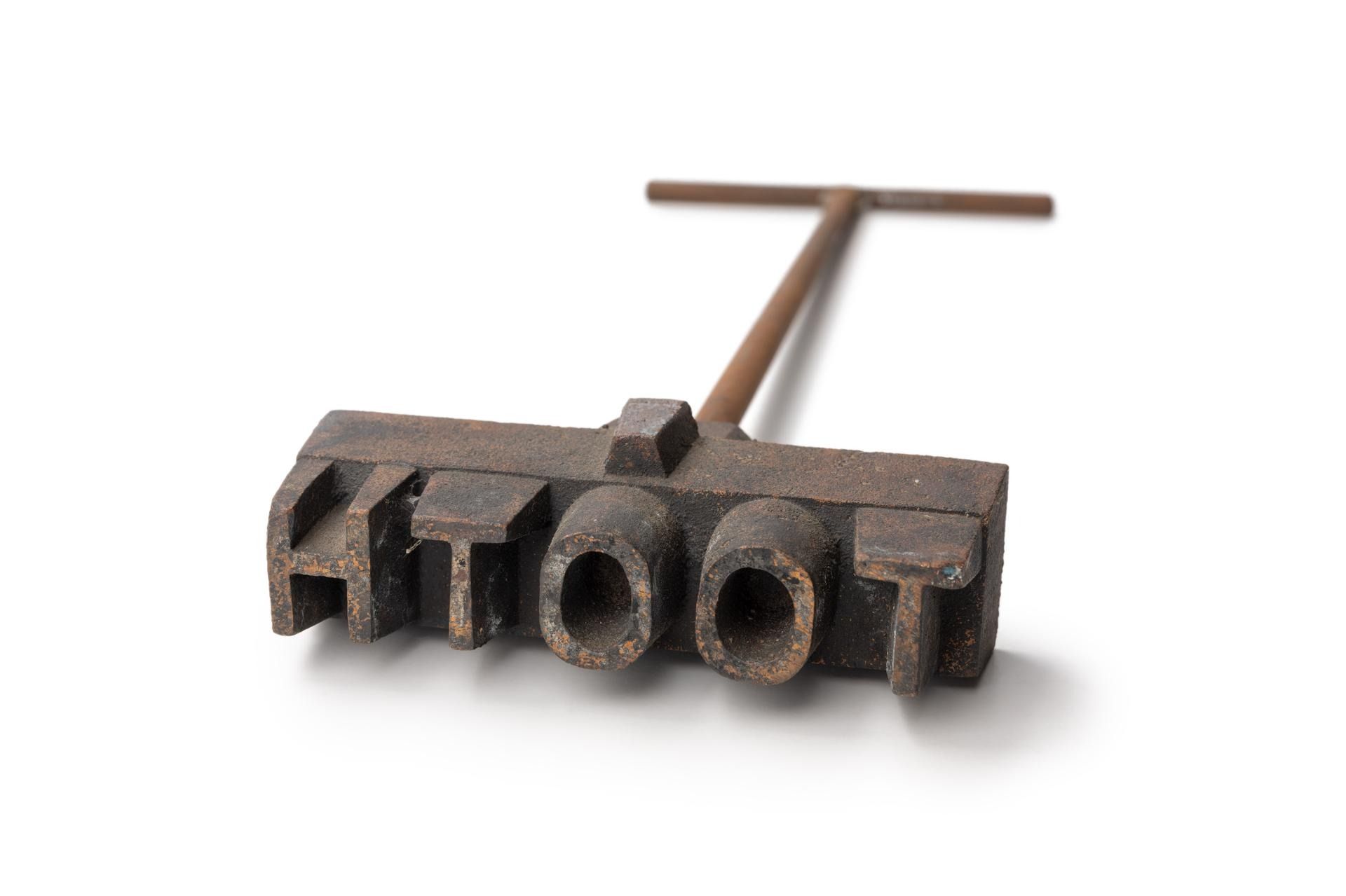 Branding iron front view, with the brand 'Tooth' reversed