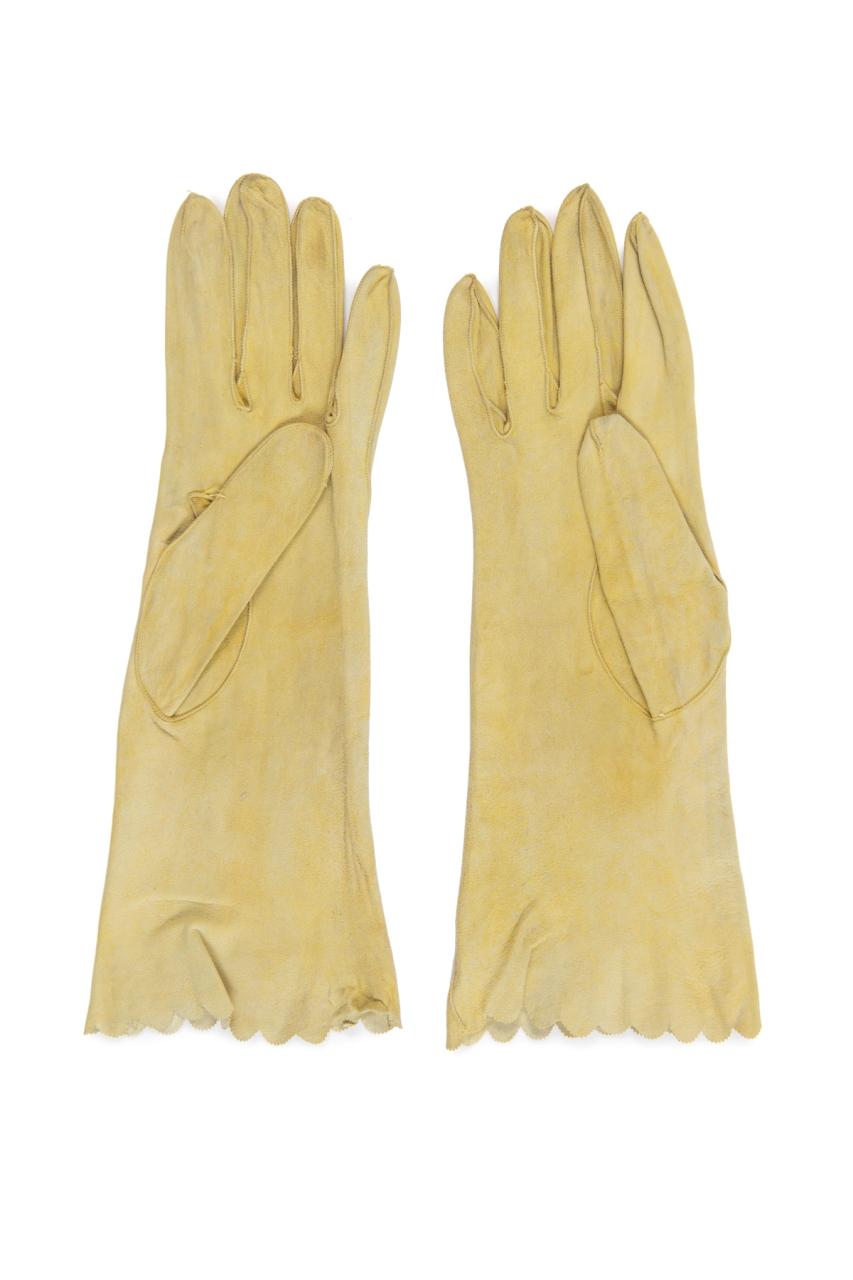 Yellow gloves, mid-forearm length, made of kid leather.