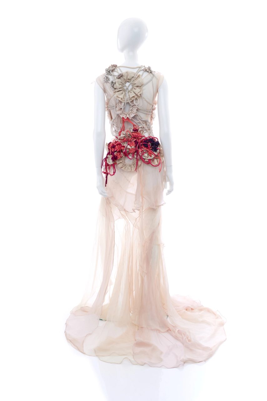 Evening dress with webbed fabric.