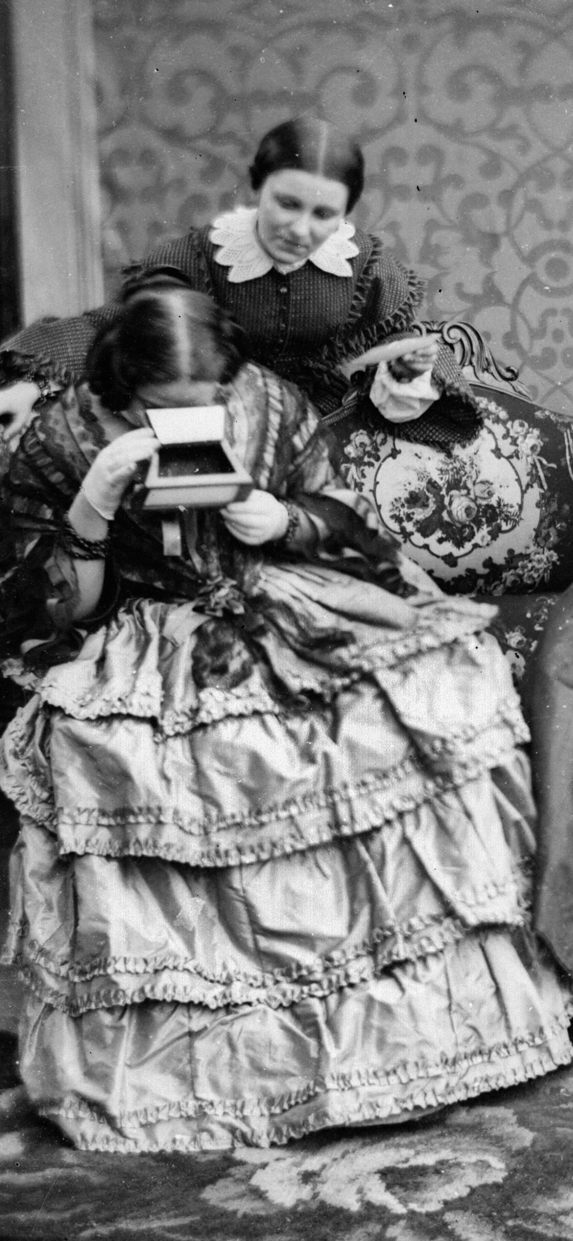 Women looking at stereoscopic images during the second empire, 1852-1870
