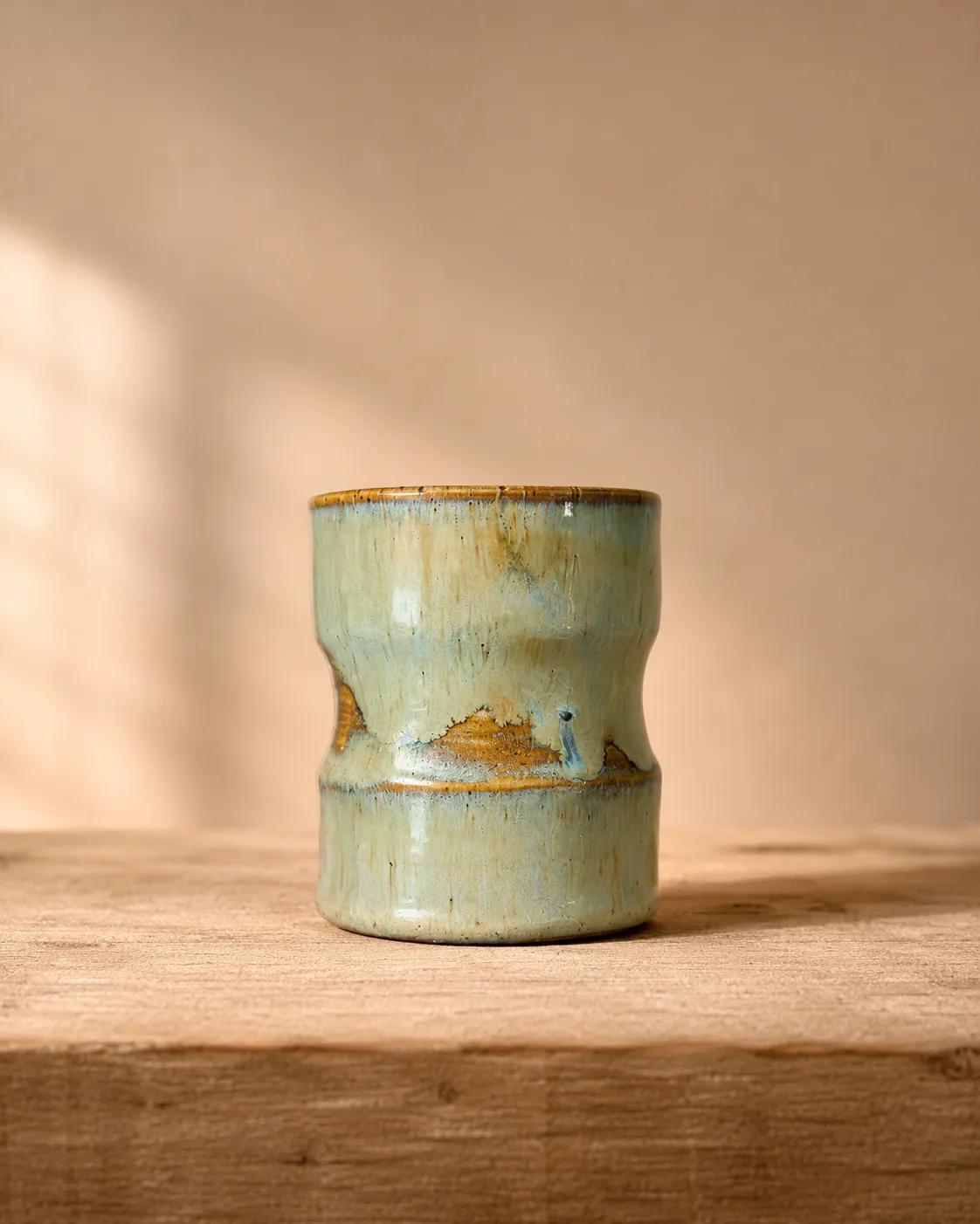 Vaso de cerámica esmaltado en tonos verdes y ocre