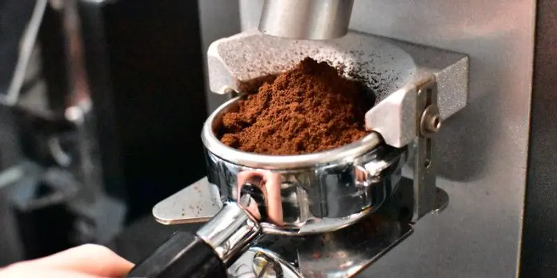 Kaffee mahlen in Siebträger