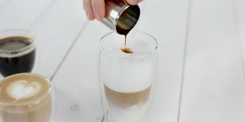 Latte Macchiato in ein Glas