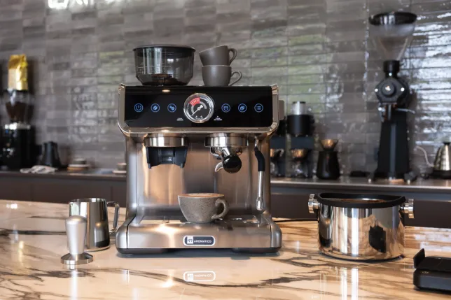 Aromatico Siebträgermaschine auf Kaffeetresen daneben Zubehör