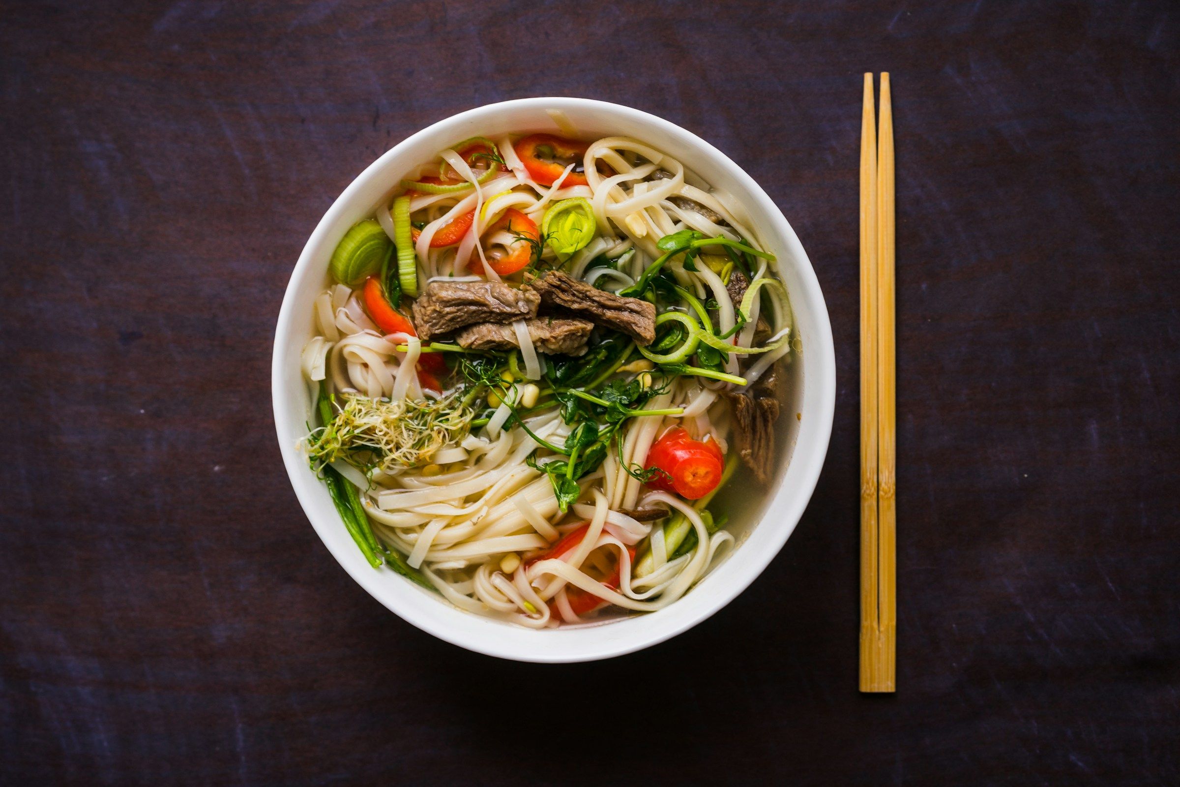 Tô bún nước với đũa