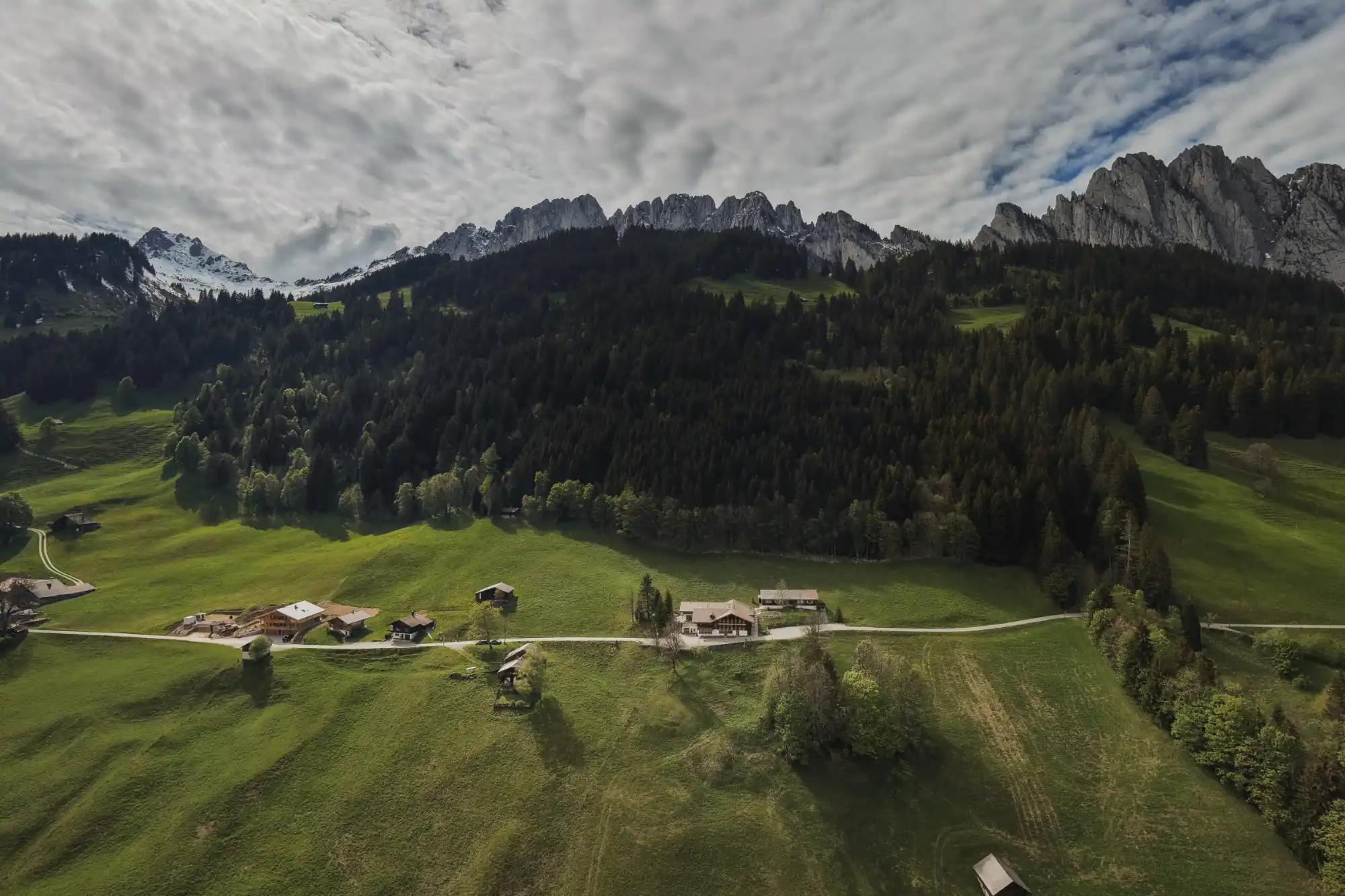 Das Berghotel Zur Sau liegt mitten in der alpinen Landschaft
