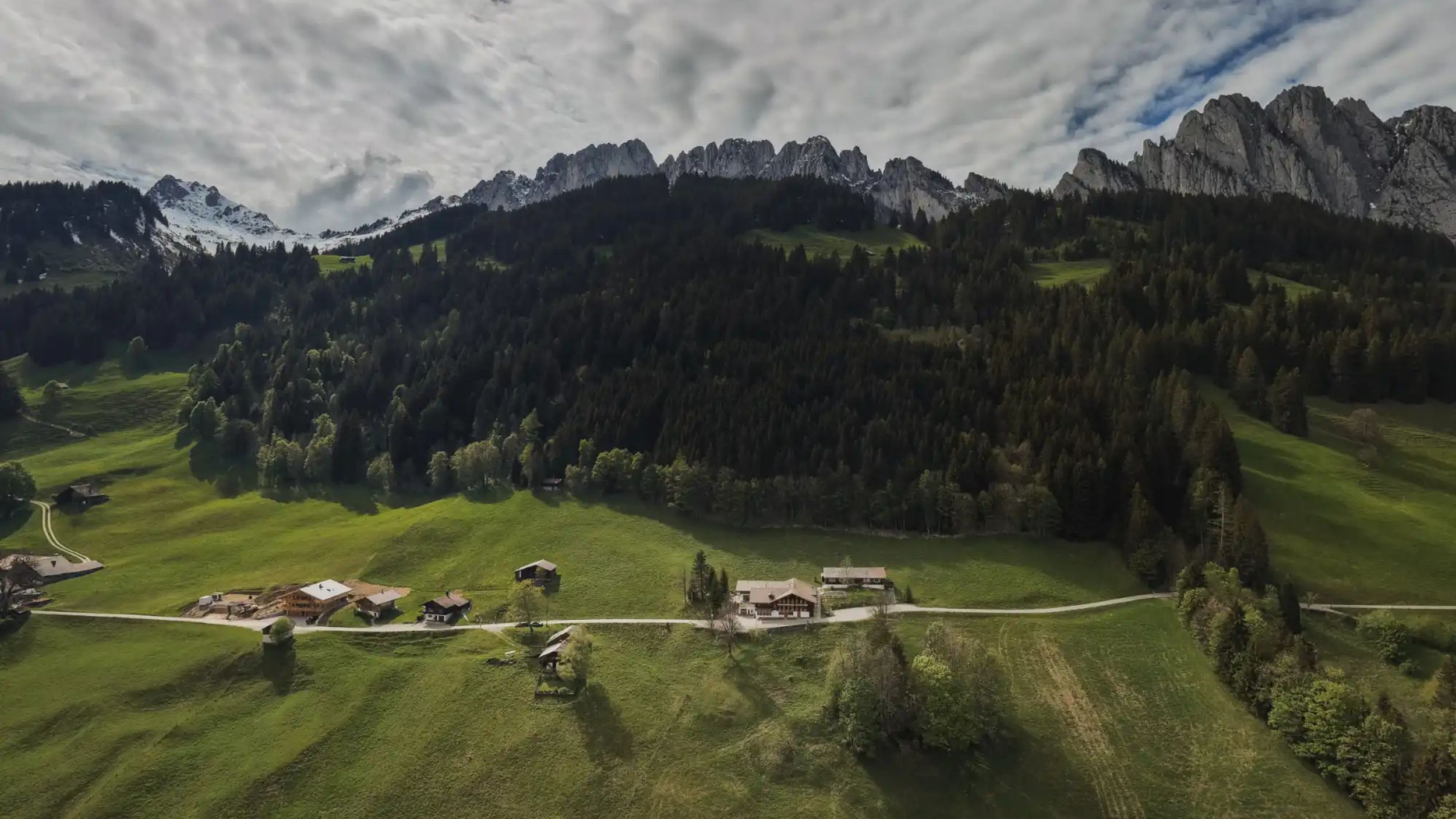 Das Berghotel Zur Sau liegt mitten in der alpinen Landschaft