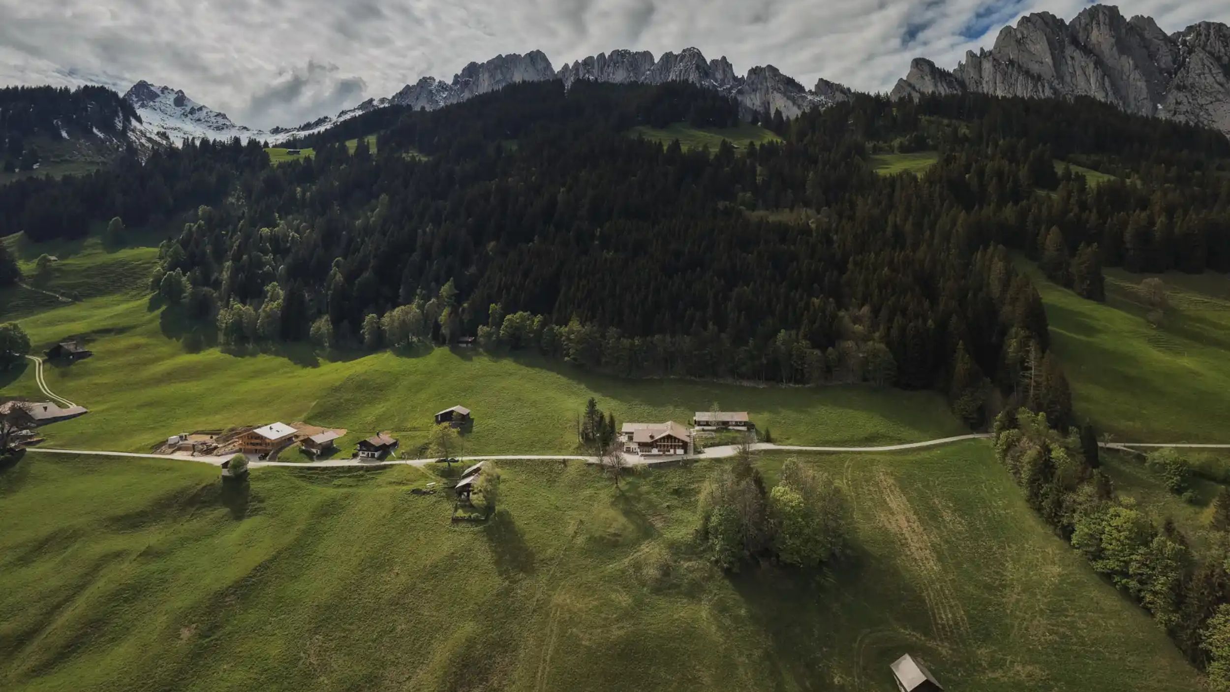 Das Berghotel Zur Sau liegt mitten in der alpinen Landschaft