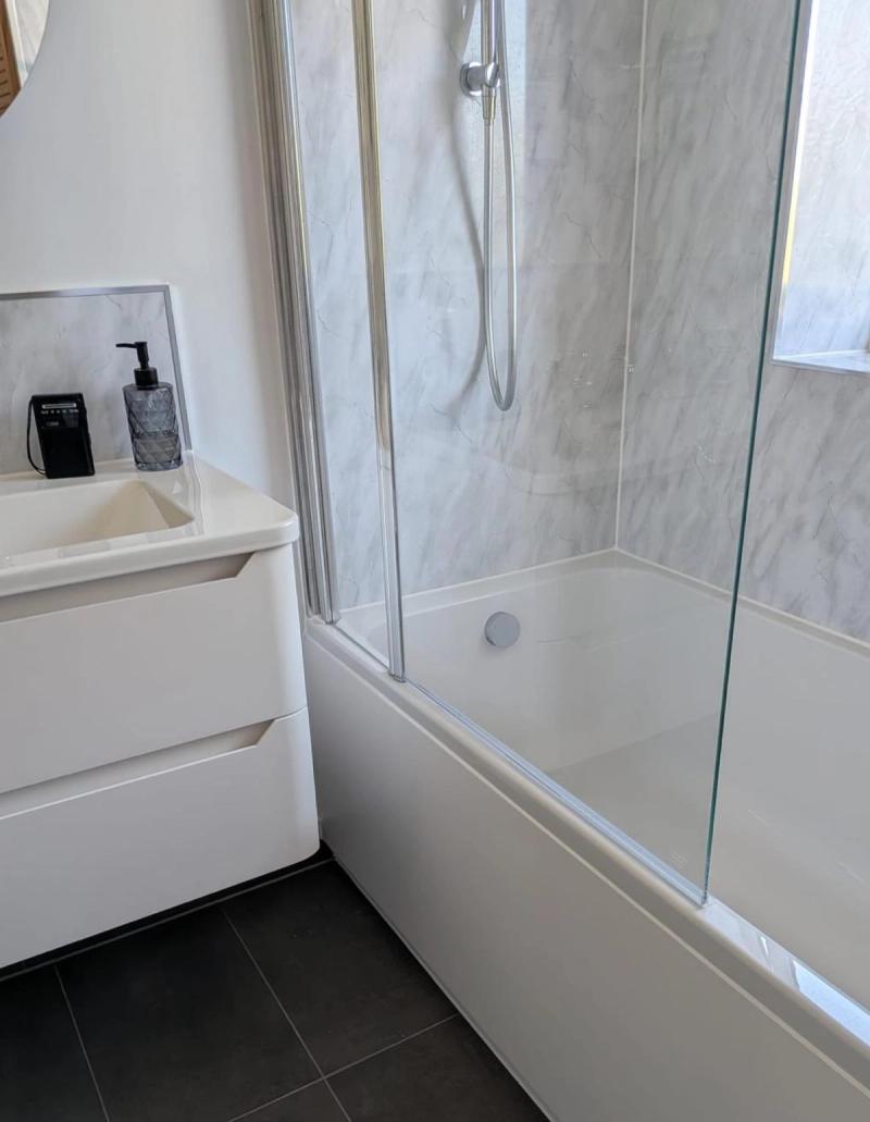 Bathtub with glass shower screen