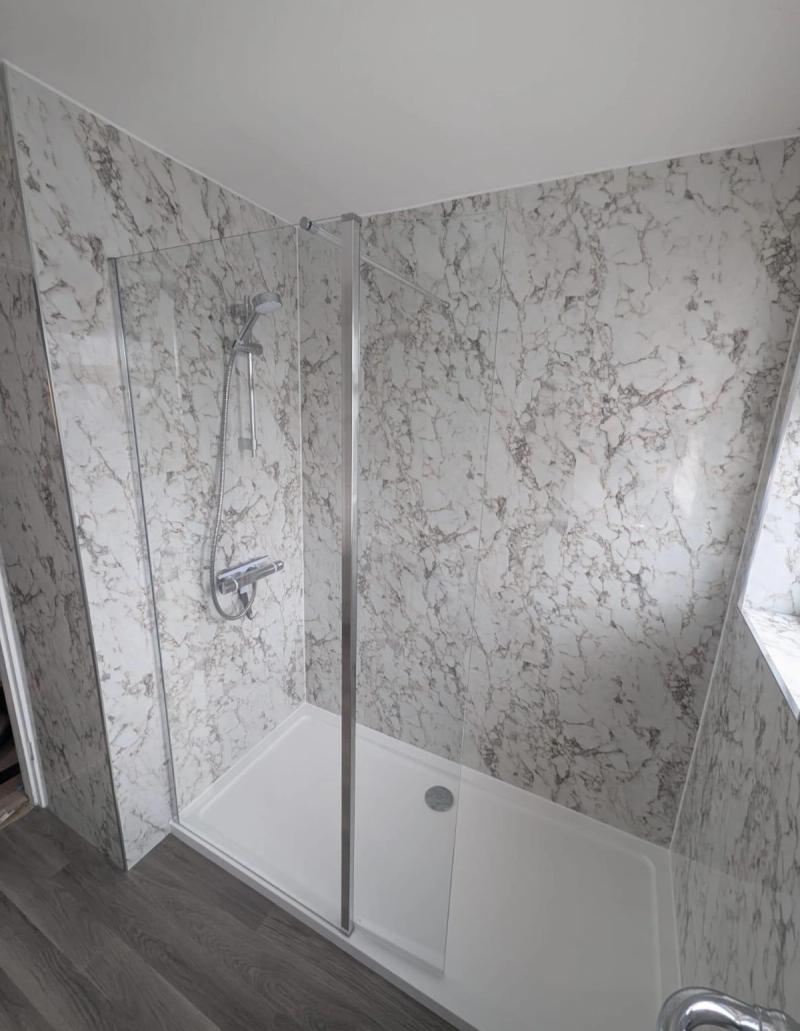 Marble-pattern walk-in shower