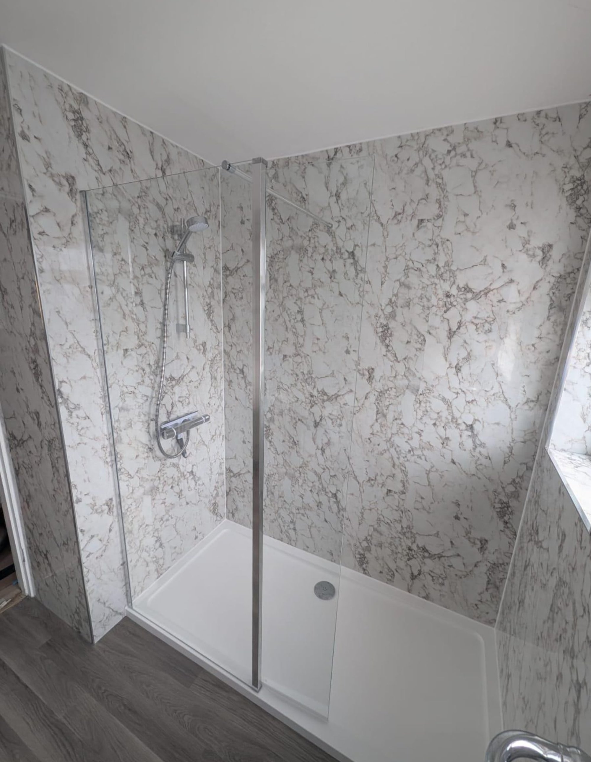 Marble-pattern walk-in shower
