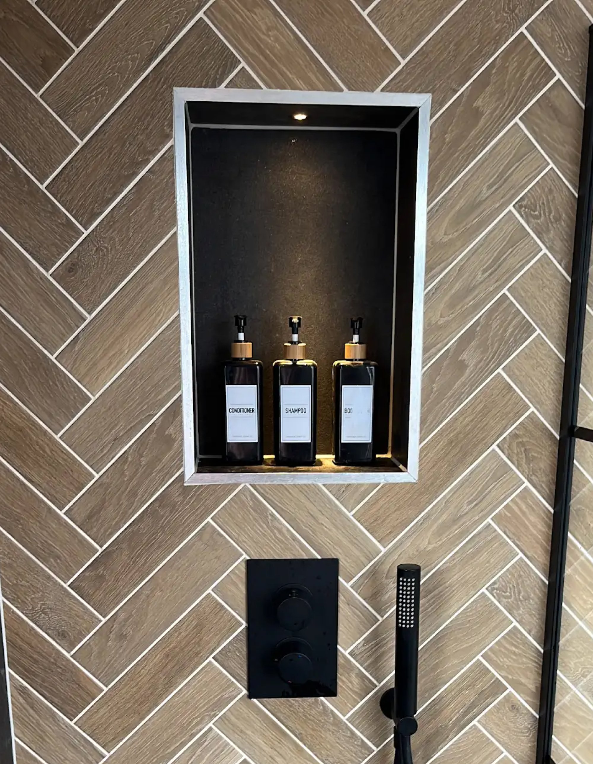 Tiled shower with interior shelf