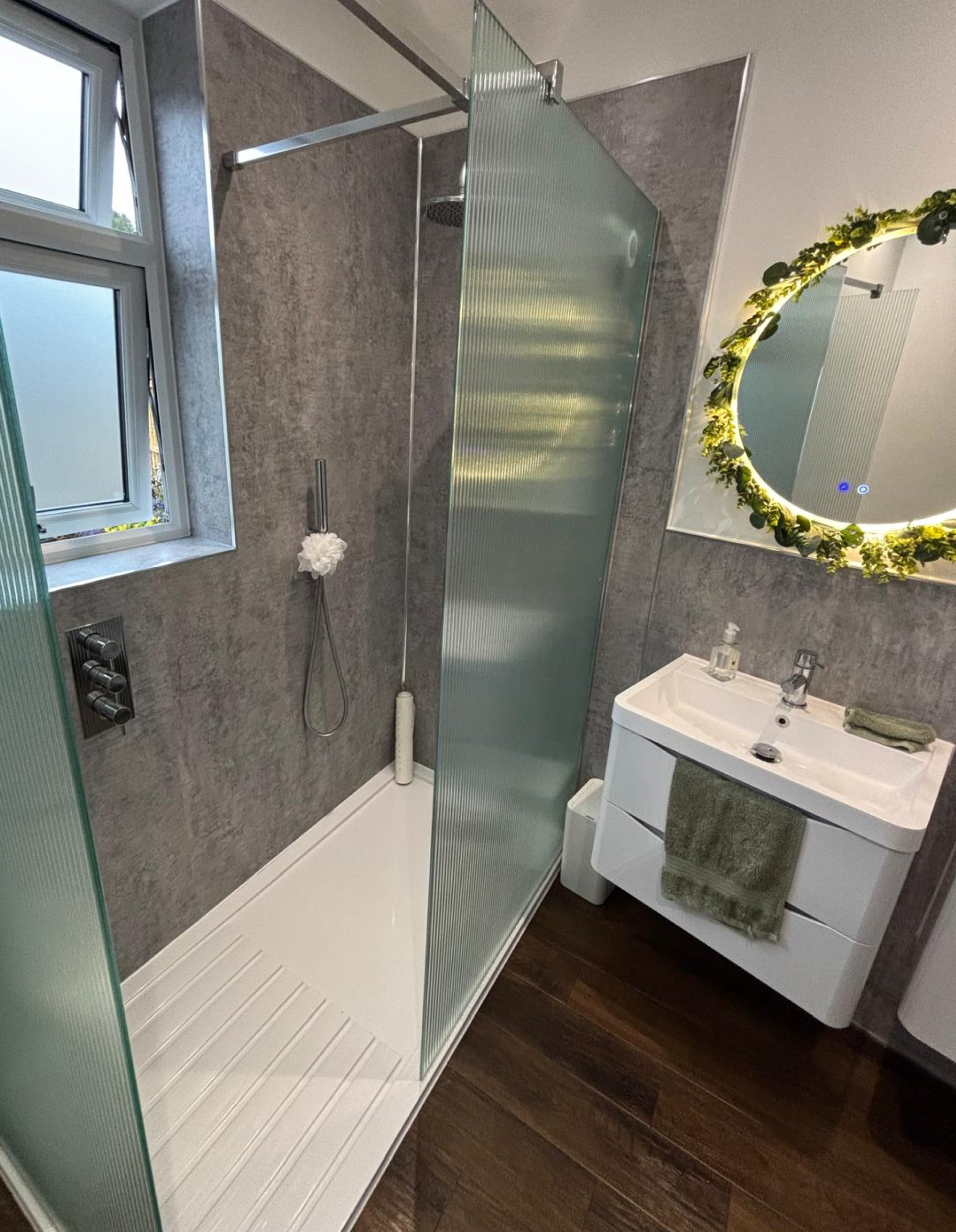 Ribbed glass walk-in shower and vanity