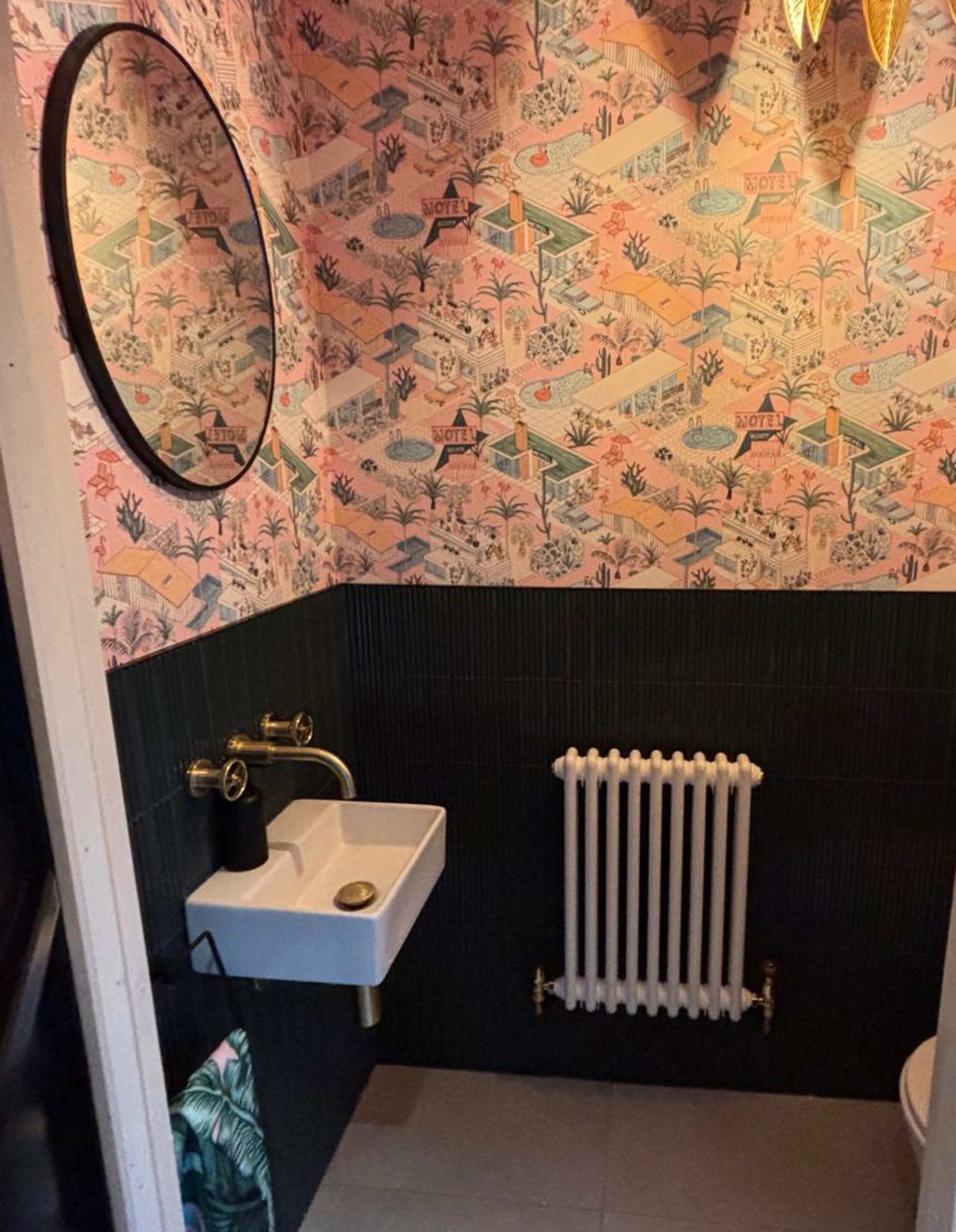 Small cloakroom with tropical wallpaper and black tiles