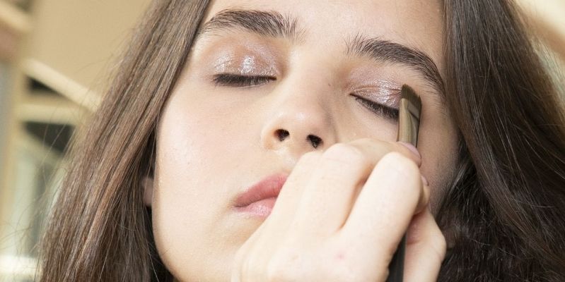 7 Must-Know Makeup Tips For People With Sensitive Skin
