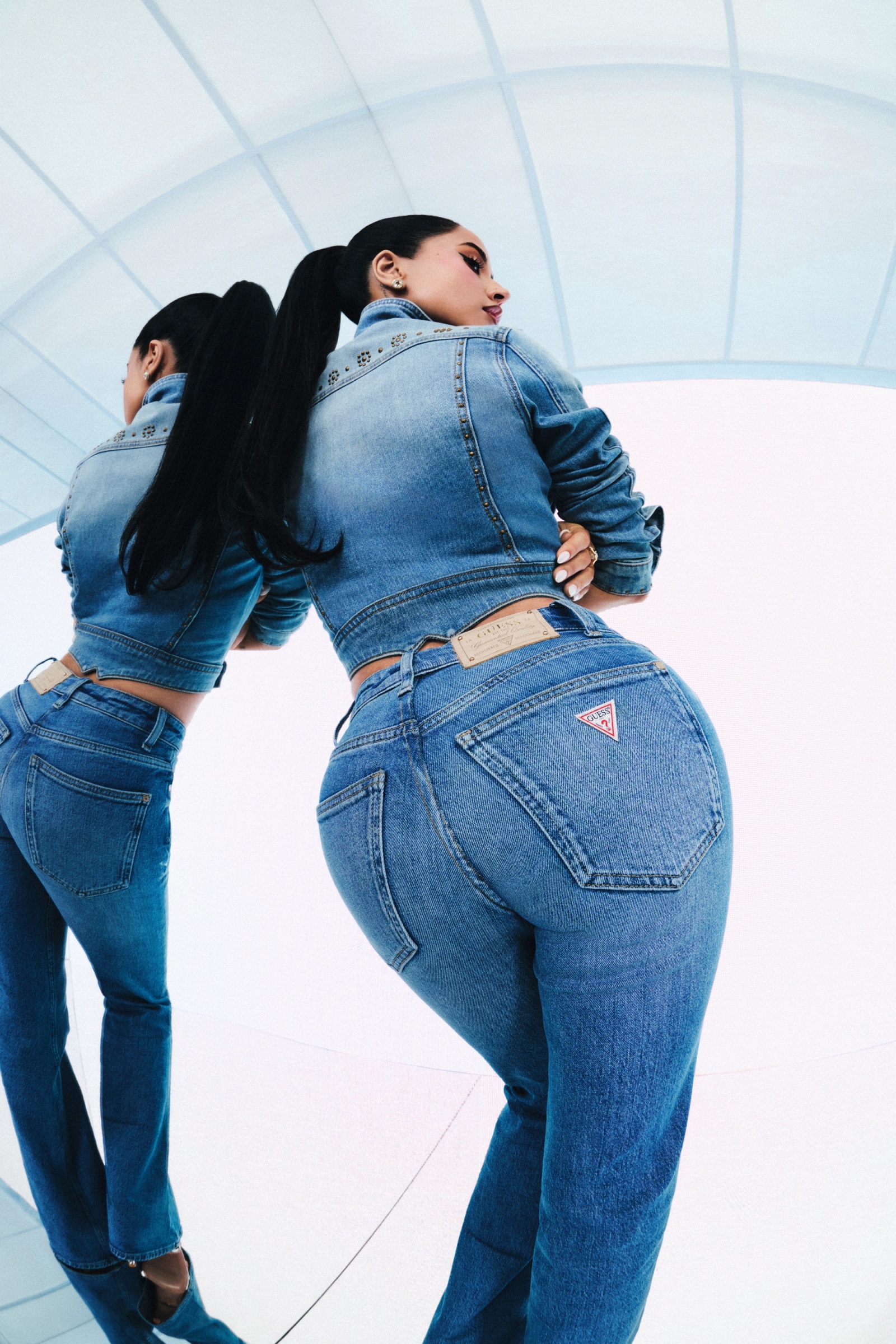 Guess riporta i jeans a vita bassa con Becky G