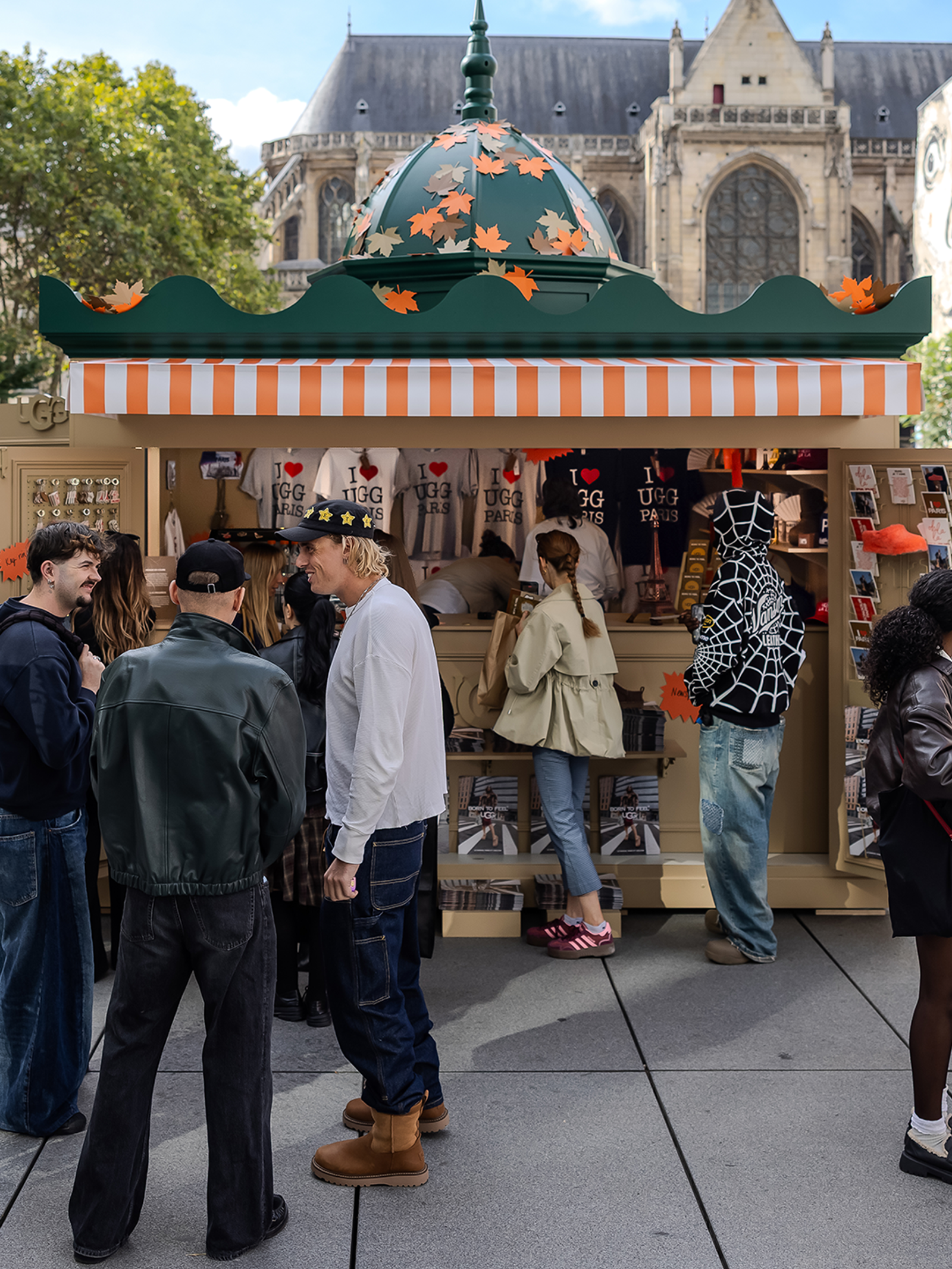 Avete presente i chioschi di Parigi? UGG® ne ha preso uno e dobbiamo andarci