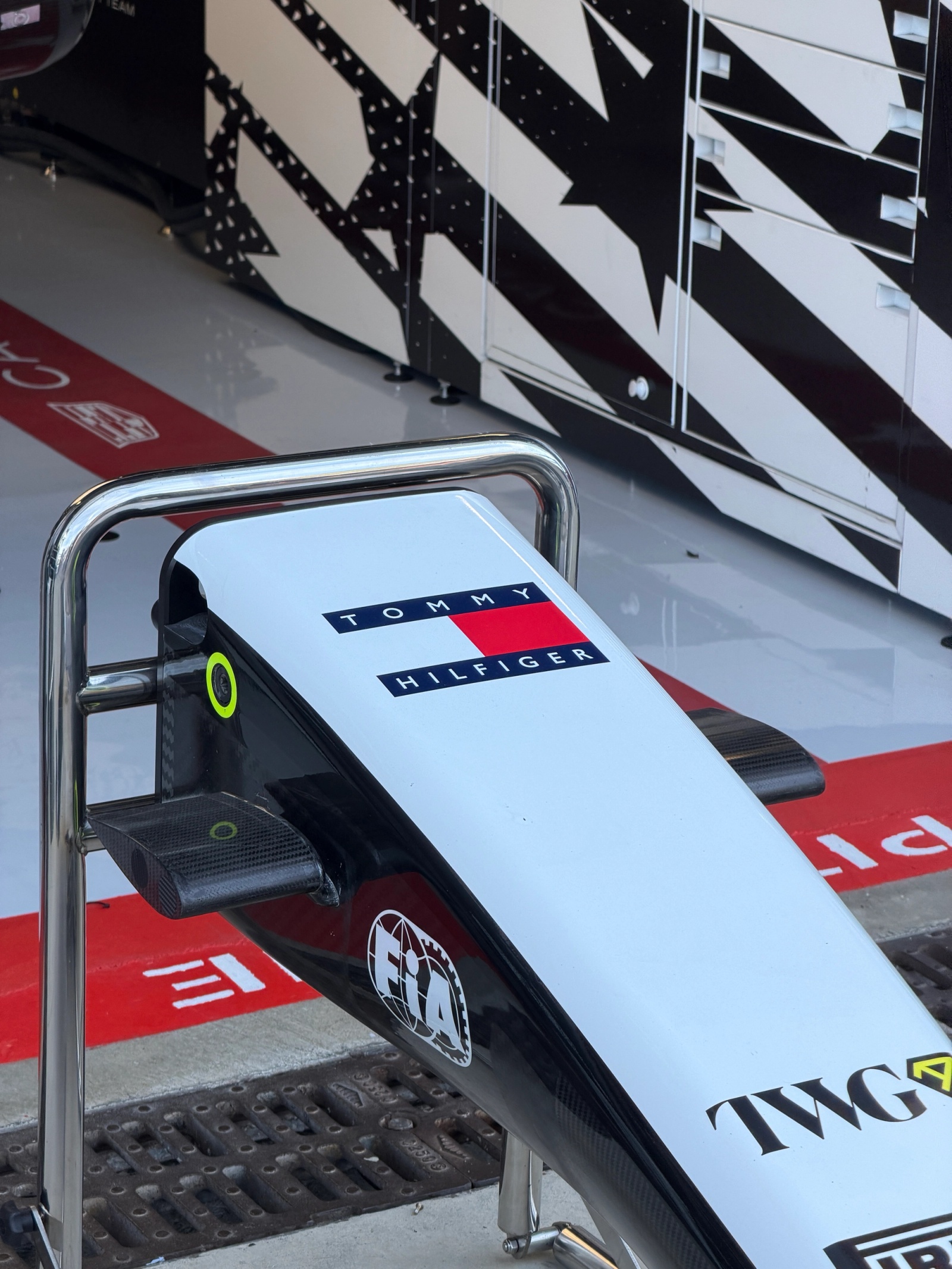 Dietro le quinte del Gran Premio di Monza con Tommy Hilfiger