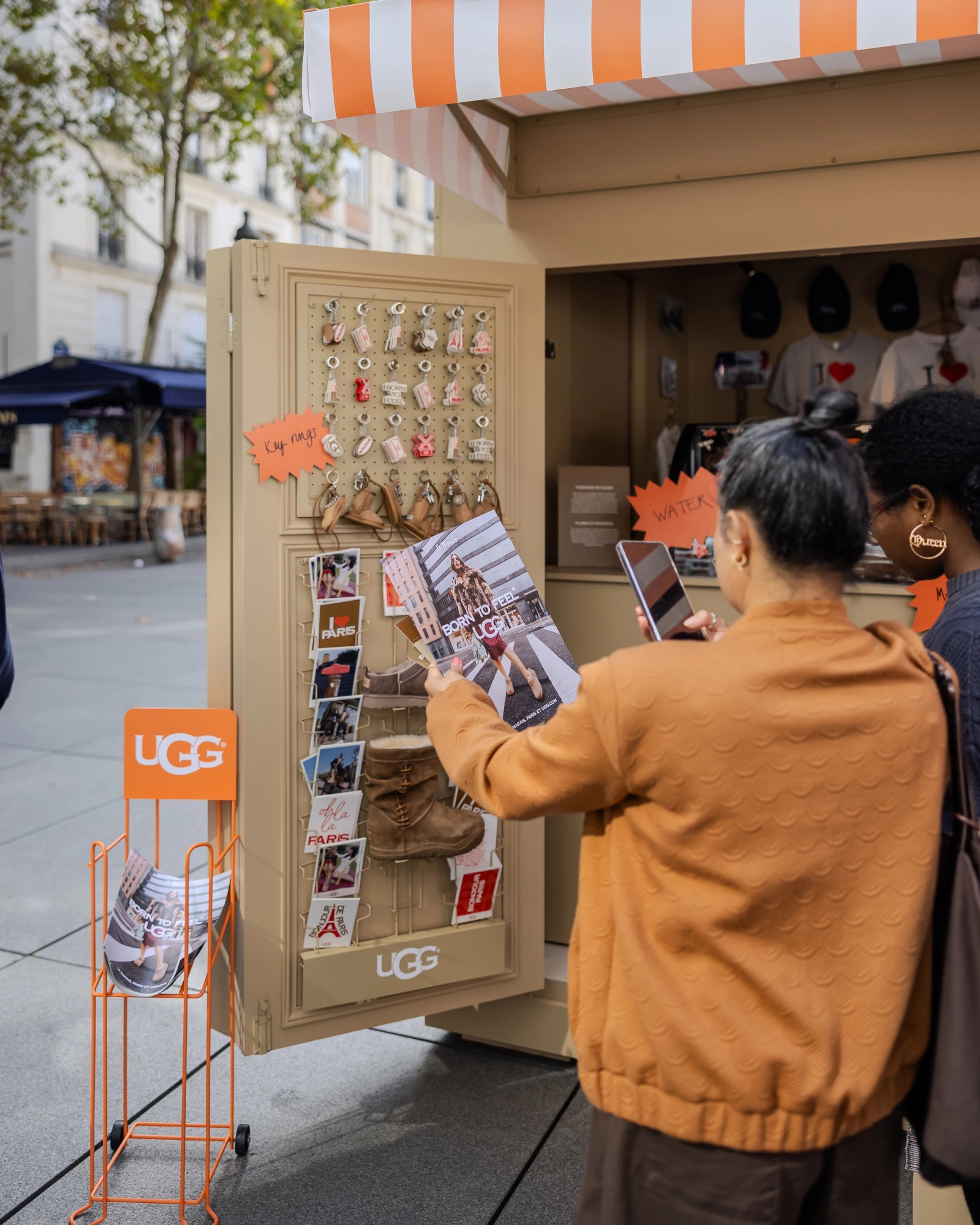 Avete presente i chioschi di Parigi? UGG® ne ha preso uno e dobbiamo andarci