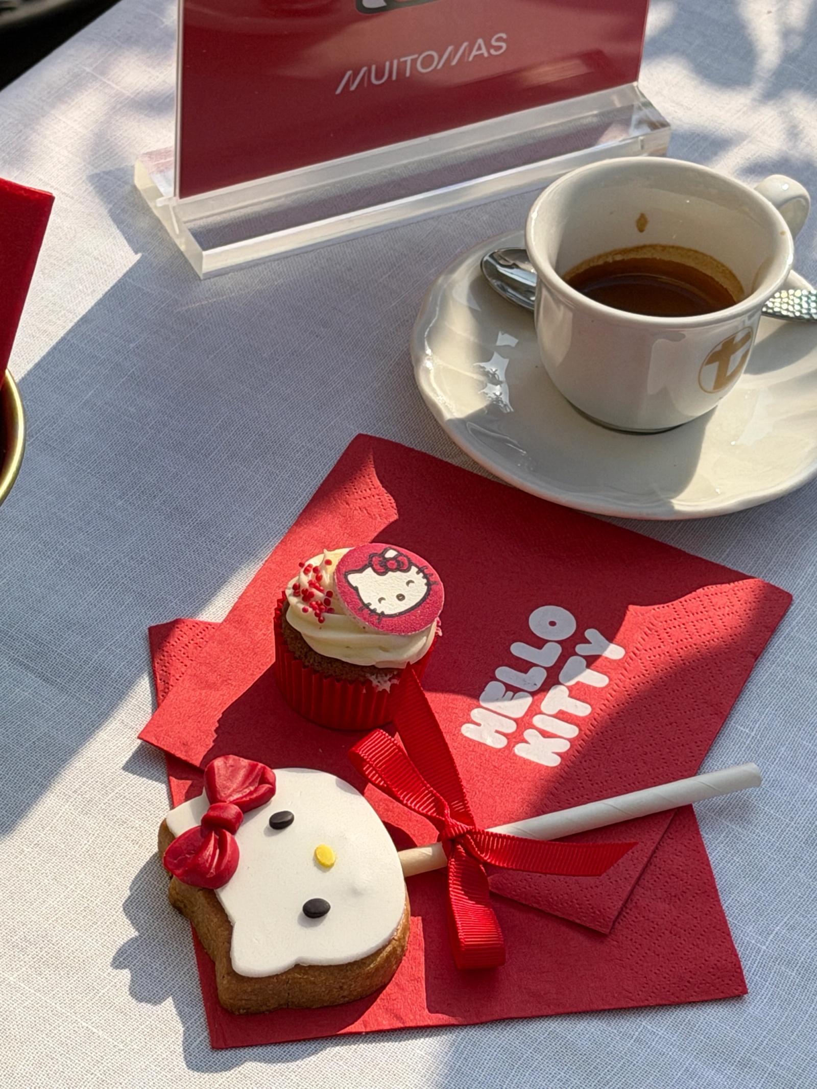 Muitomas ha portato Hello Kitty allo storico Bar Tommasi di Milano