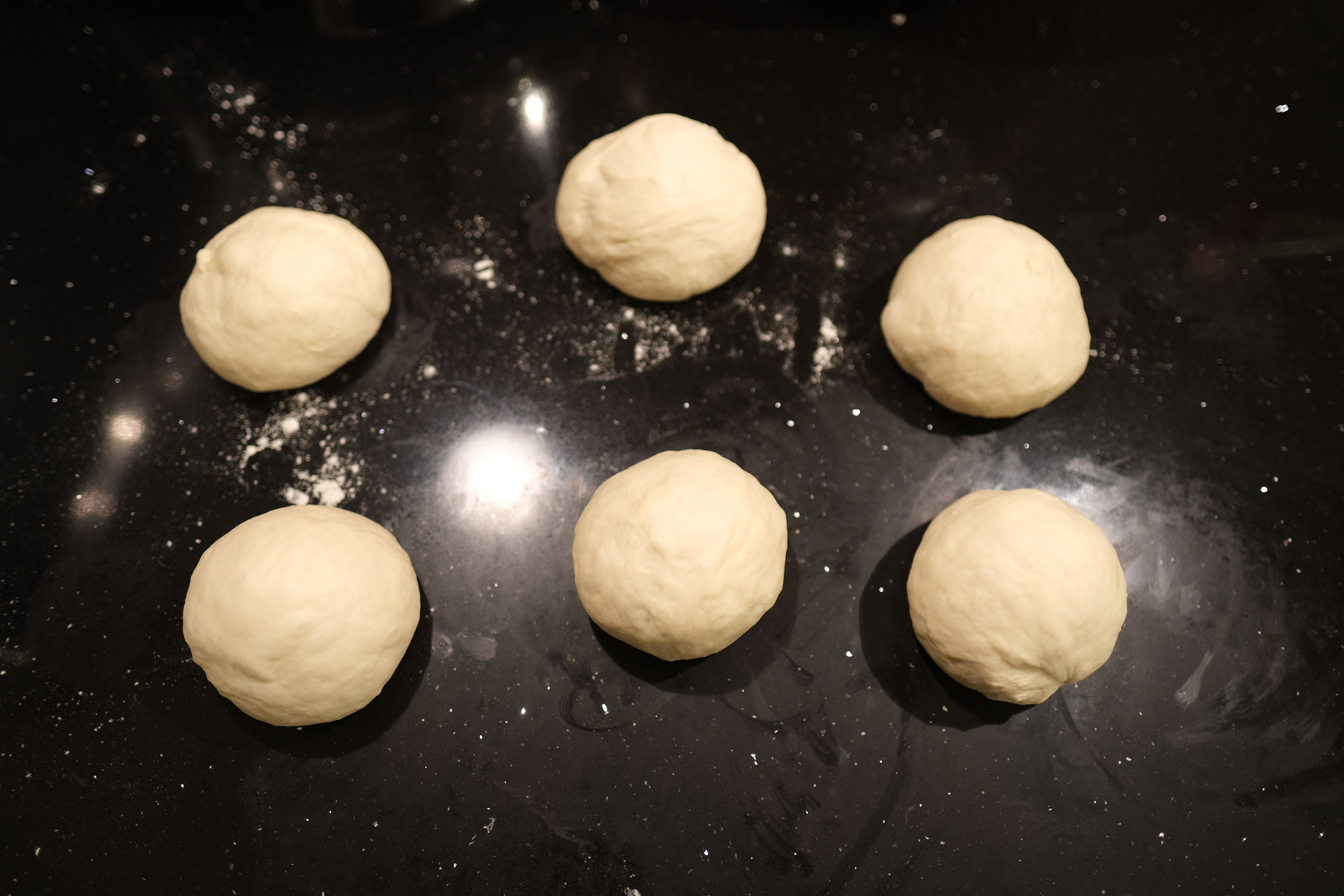 Nanbrød formet til boller.