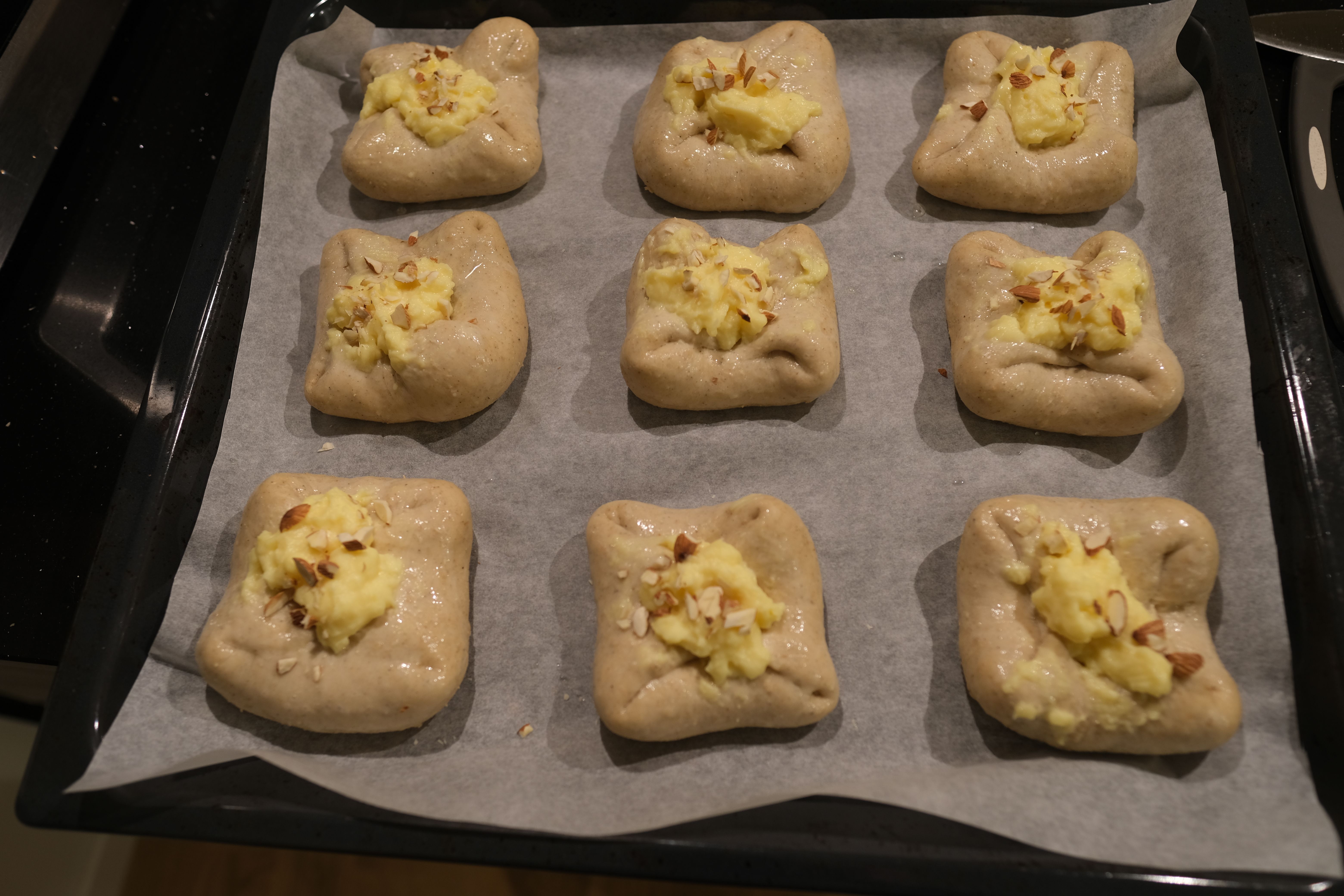 Penslet med egg og drysset med mandler