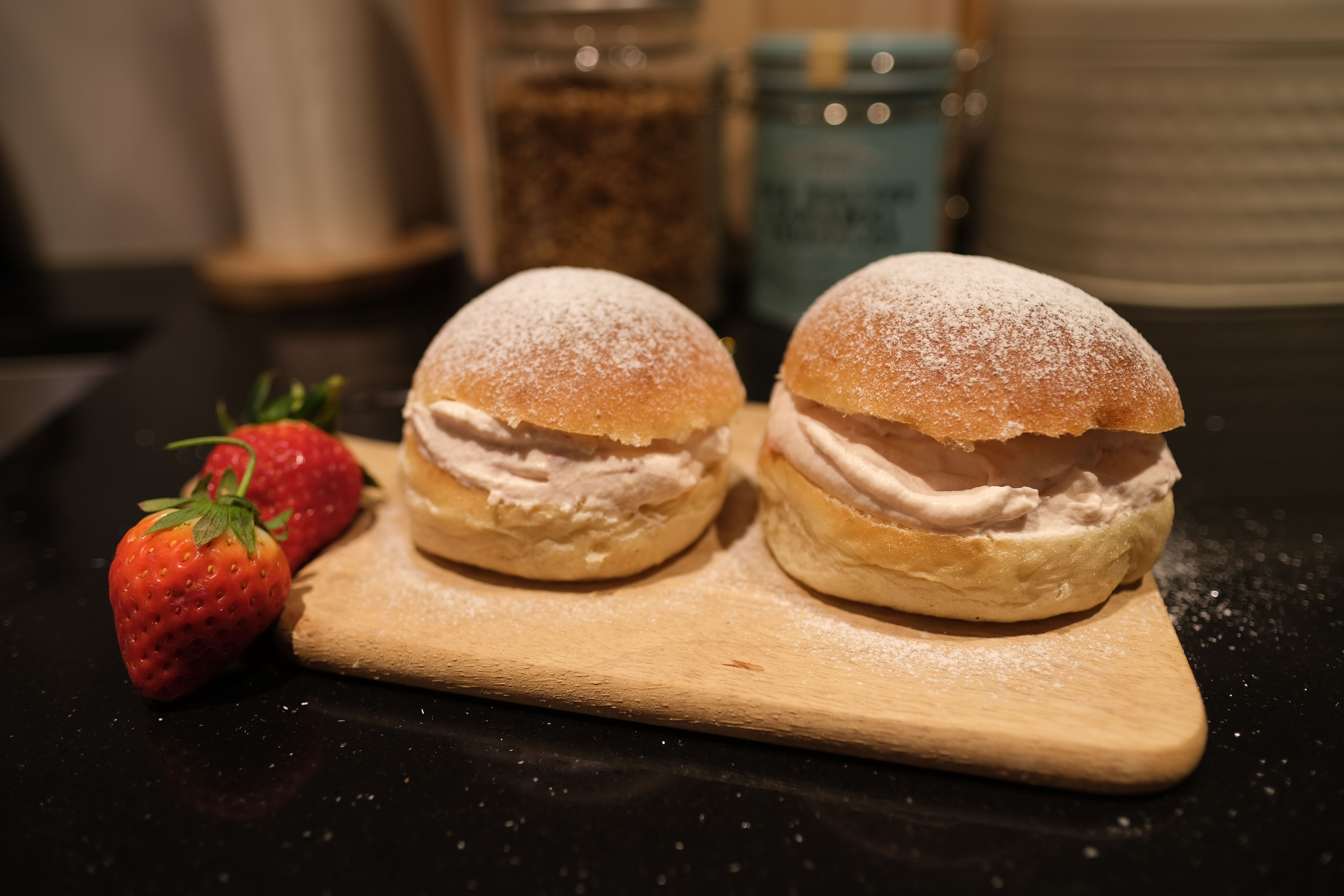 Fastelavnsboller med bringebærkrem